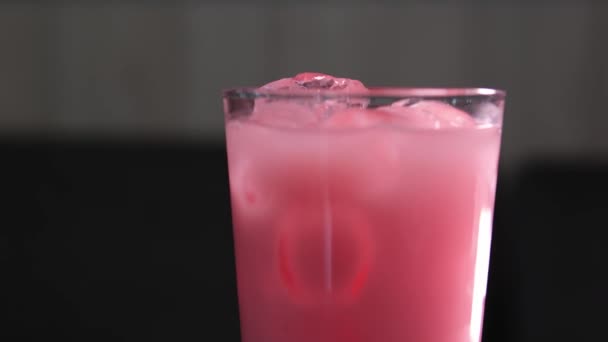 Γάλα Φράουλας Ποτήρι Ριγέ Χάρτινο Καλαμάκι Που Απομονώνεται Μαύρο Φόντο — Αρχείο Βίντεο