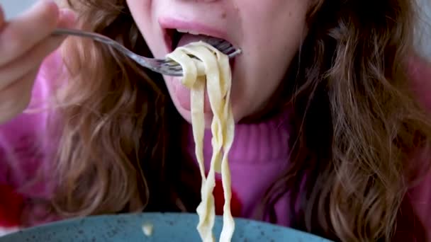 Впритул Виделка Бере Спагетті Соусом Карбонара Тарілки Гаряча Спагетті Карбонара — стокове відео