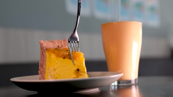 Orange Food Mango Und Kürbis Trinken Mango Oder Kürbis Käsekuchen — Stockvideo