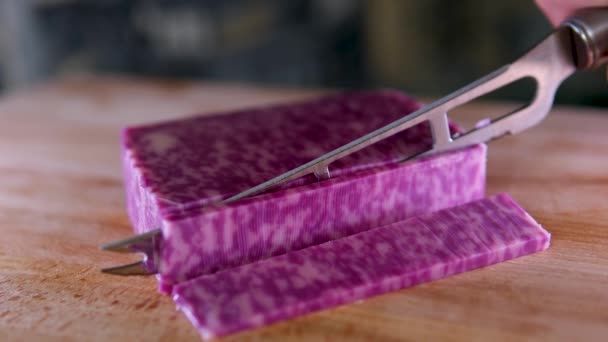 チーズの異なる品揃えのバジル ラベンダー フェンギレック 焼いた牛乳 ウコン ニンジン テーブルの健康的な食べ物の食事の軽食 高品質の4K映像 — ストック動画