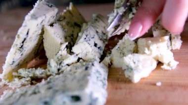 Siyah tabakta rotasyon peyniri. Arka plandaki kesme tahtasındaki Dorblu peyniri. Yüksek kalite 4k görüntü