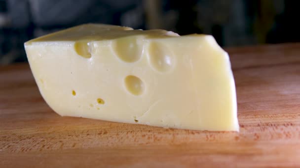 女性的手在木制切菜板上用刀切奶酪 高质量的4K镜头 — 图库视频影像