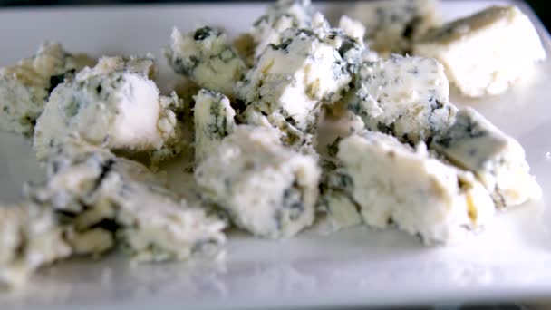 Siyah Tabakta Rotasyon Peyniri Arka Plandaki Kesme Tahtasındaki Dorblu Peyniri — Stok video