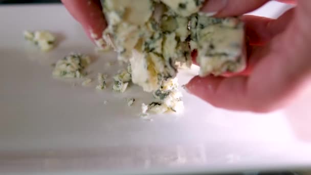 在黑色石板上旋转奶酪 美味的奶酪Dorblu在切割板的背景 高质量的4K镜头 — 图库视频影像