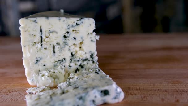 Siyah Tabakta Rotasyon Peyniri Arka Plandaki Kesme Tahtasındaki Dorblu Peyniri — Stok video