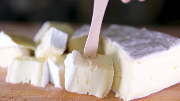 意大利奶酪的成分 在木板上切碎 一只手拿着刀 把几片碎了 以品味它的品质 高质量的4K镜头 — 图库视频影像
