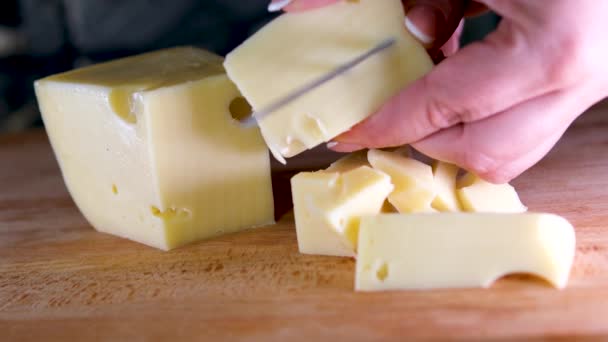 Weibliche Hände Schneiden Käse Mit Einem Messer Auf Einem Hölzernen — Stockvideo