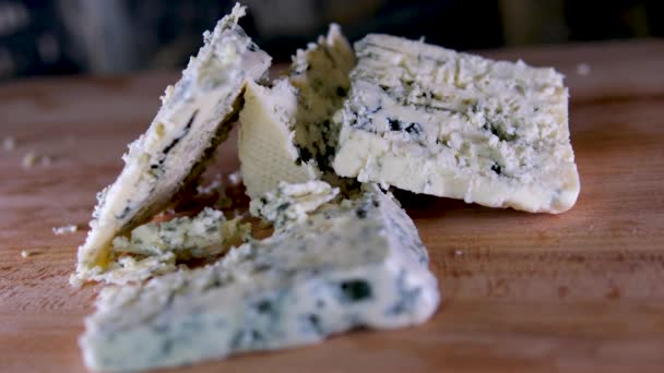 Τυρί Περιστροφής Μαύρο Πλάκα Σχιστόλιθου Νόστιμο Τυρί Dorblu Στον Πίνακα — Αρχείο Βίντεο