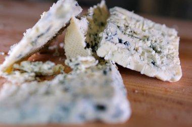 Siyah tabakta rotasyon peyniri. Arka plandaki kesme tahtasındaki Dorblu peyniri. Yüksek kalite 4k görüntü