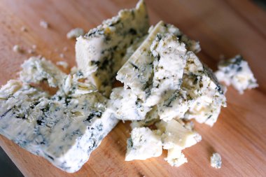 Siyah tabakta rotasyon peyniri. Arka plandaki kesme tahtasındaki Dorblu peyniri. Yüksek kalite 4k görüntü