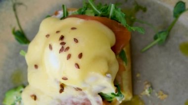 Ekmek tostu, haşlanmış yumurta, avokado hamuru, bezelye mikroçerezi ve kafede taze sebzeler. Kapatın, sırayla, kahvaltı zamanı. Yüksek kalite 4k görüntü