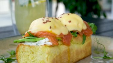 Ekmek tostu, haşlanmış yumurta, avokado hamuru, bezelye mikroçerezi ve kafede taze sebzeler. Kapatın, sırayla, kahvaltı zamanı. Yüksek kalite 4k görüntü