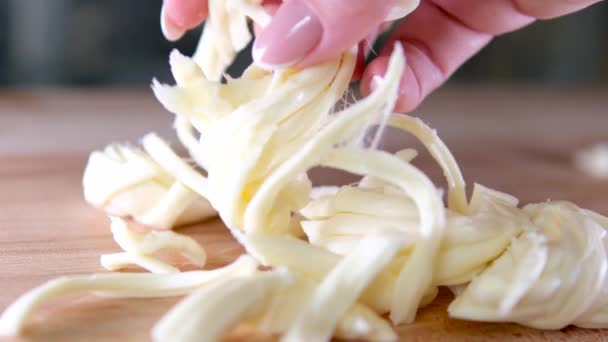 Käse Aus Suluguni Geräuchertem Zopf Seitwärts Beweglich Makro Aus Der — Stockvideo