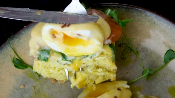 Ψωμί Τοστ Αυγά Ποσέ Πολτό Αβοκάντο Μπιζέλια Και Φρέσκα Λαχανικά — Αρχείο Βίντεο