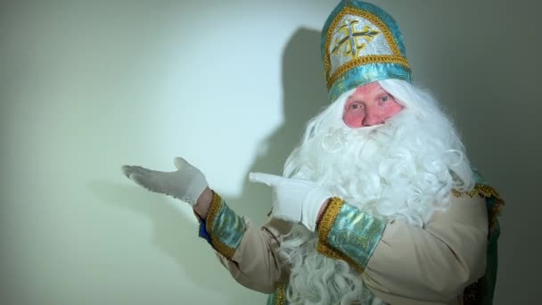 Święty Mikołaj Wskazuje Palcem Puste Miejsce Jakby Wyczarowywał Palmą Abrakadabrę — Wideo stockowe