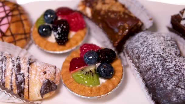 Dessertbuffet Mit Köstlichen Süßigkeiten Verschiedener Art Und Schokoladenweißem Zuckerguss Puderzuckercreme — Stockvideo