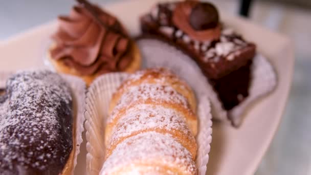 Dessertbuffet Mit Köstlichen Süßigkeiten Verschiedener Art Und Schokoladenweißem Zuckerguss Puderzuckercreme — Stockvideo