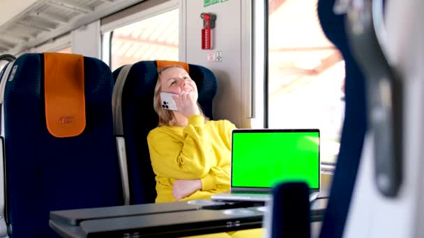 Žena Vlaku Intercity Inzeruje Nový Produkt Notebooku Mluví Telefonu Volá — Stock video