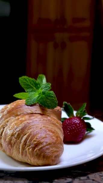 Verticale Video Croissant Met Munt Aardbeien Een Witte Plaat Plaats — Stockvideo