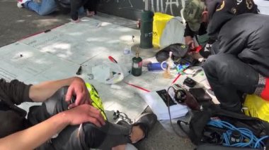 Vancouver 'da evsizler ve uyuşturucu bağımlıları sigara içiyor ve enjekte ediyor. BC, Kanada, Vancouver, 06.30.2023