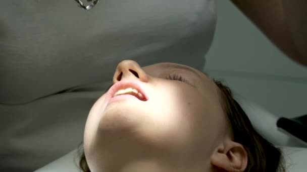 Adolescenza Odontoiatria Medico Guanti Gialli Riempie Dente Una Giovane Ragazza — Video Stock