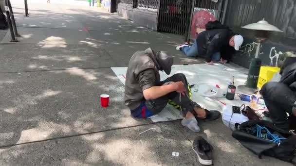 穿着肮脏衣服的无家可归的老人睡在街上 请求帮助 高质量4K镜头 加拿大温哥华08 2023 — 图库视频影像