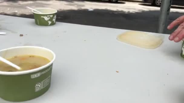Comida Para Indigentes Pobres Repartiendo Sopa Caliente Sándwich Patio Comida — Vídeos de Stock