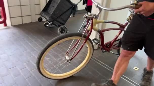Μεταφέρουν Ένα Ποδήλατο Στο Μετρό Μια Κυλιόμενη Σκάλα Εισάγετε Skytrain — Αρχείο Βίντεο