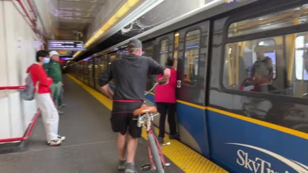 Porter Vélo Dans Métro Sur Escalator Entrer Dans Skytrain Soulever — Video