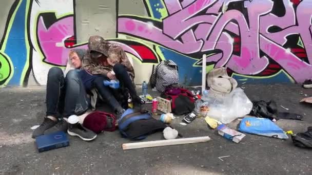 温哥华危险的街道无家可归的人和吸毒成瘾者吸烟 注射毒品和污物不卫生的条件不列颠哥伦比亚 加拿大 温哥华 2023 — 图库视频影像
