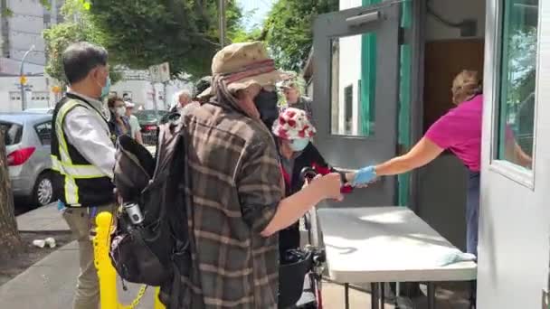 为无家可归的穷人提供食物分发热汤和三明治食物法庭食物法庭帮助为无家可归和吸毒成瘾者提供食物温哥华加拿大 — 图库视频影像