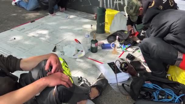 Niebezpieczna Ulica Vancouver Ludzie Bezdomni Narkomani Palić Wstrzykiwać Narkotyki Brud — Wideo stockowe