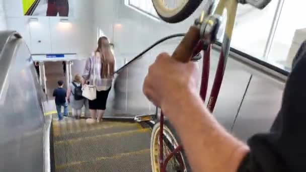 Tragen Sie Ein Fahrrad Der Bahn Auf Einer Rolltreppe Den — Stockvideo