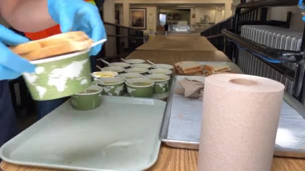 Voedsel Voor Daklozen Arme Mensen Die Warme Soep Broodjes Uitdelen — Stockvideo