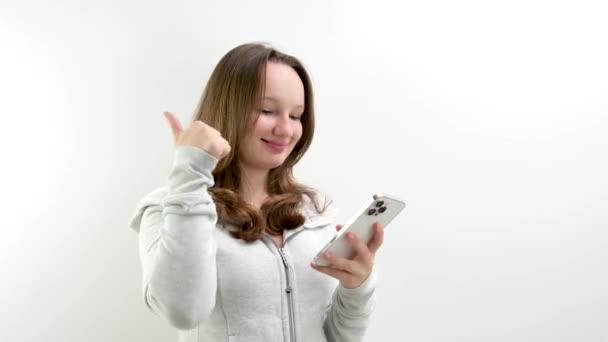 Regarde Happy Woman Montrant Écran Smartphone Vide Pointant Sur Elle — Video