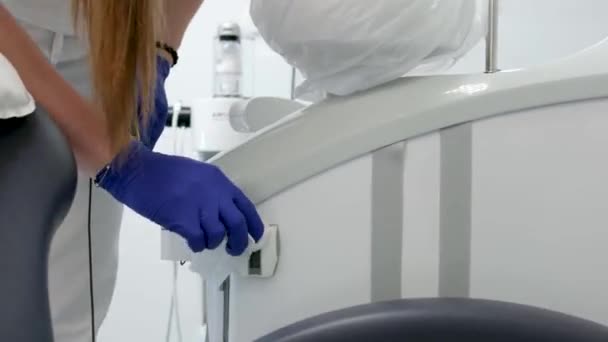 Очистка Стоматологического Кабинета Вытирать Влагу Стерильной Тканевой Раковиной Оборудование Плевка — стоковое видео