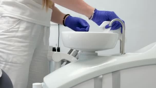 清洁牙科诊所用消毒布设备洗涤湿气便便便牙椅消毒清洁整洁清洁清洁清洁女护士用湿餐巾在卫生手套内 — 图库视频影像