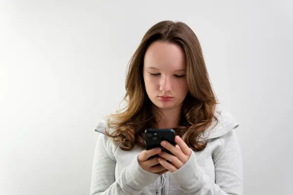 Genç Kız Telefondaki Oyunlar Internet Kablosuz Internetini Kullanarak Mesaj Yazmakla — Stok fotoğraf