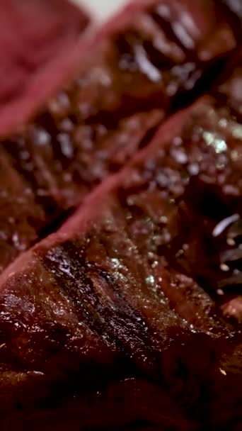 Grill Świeże Mięso Wołowe Krwawym Stekiem Serwującym Pyszne Jedzenie Pokrojone — Wideo stockowe