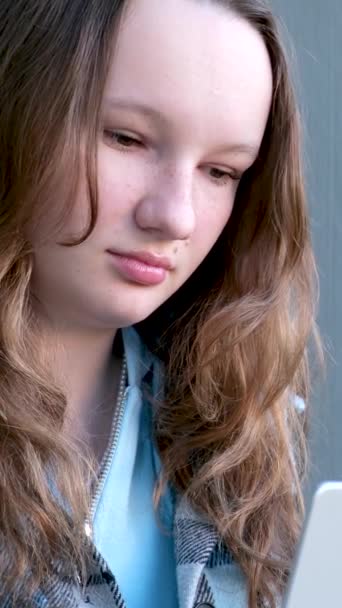 Adolescente Chica Sentado Frente Portátil Viendo Película Haciendo Tarea Línea — Vídeos de Stock