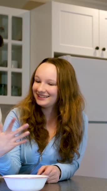 Lachende Vrolijke Jongen Meisje Gieten Bevroren Chocoladeballen Uit Ontbijtdoos Voor — Stockvideo