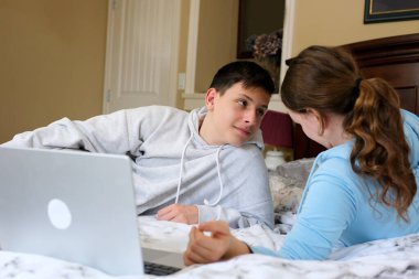 Laptop 'a bakan iki İspanyol çocuk. Yüksek kalite fotoğraf