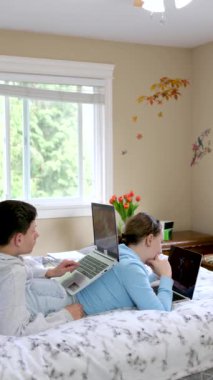 Laptop 'a bakan iki İspanyol çocuk. Yüksek kalite fotoğraf