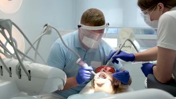 Limpieza Dental Profesional Una Clínica Dental Extracción Piedras Placa Jóvenes — Vídeos de Stock