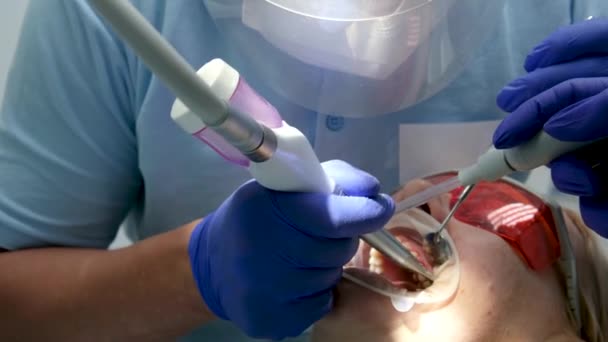 Limpieza Dental Profesional Una Clínica Dental Extracción Piedras Placa Jóvenes — Vídeos de Stock