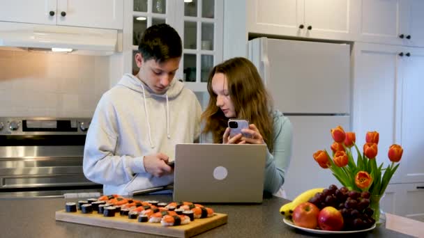 Aantrekkelijk Gelukkig Jong Echtpaar Dat Thuis Sushi Eet Romantisch Afspraakje — Stockvideo