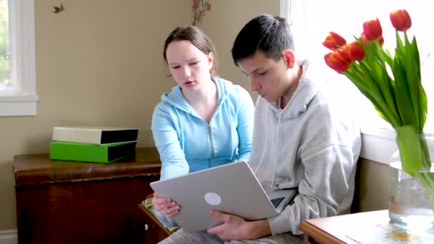 Zwei Hispanische Kinder Schauen Auf Laptop Hochwertiges Foto — Stockvideo