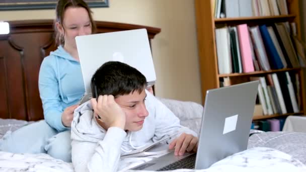 Twee Spaanse Kinderen Die Naar Laptop Kijken Hoge Kwaliteit Foto — Stockvideo
