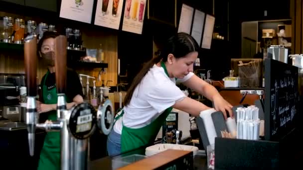 Vancouver Kanada Starbucks Beyaz Önlüklü Kadınların Arkasında Çeşitli Içeceklerden Oluşan — Stok video