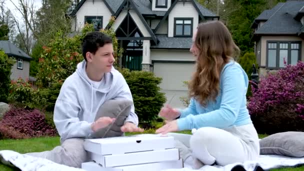 Ein Junges Teenager Paar Weißen Hemden Picknickt Bei Sonnenuntergang Auf — Stockvideo